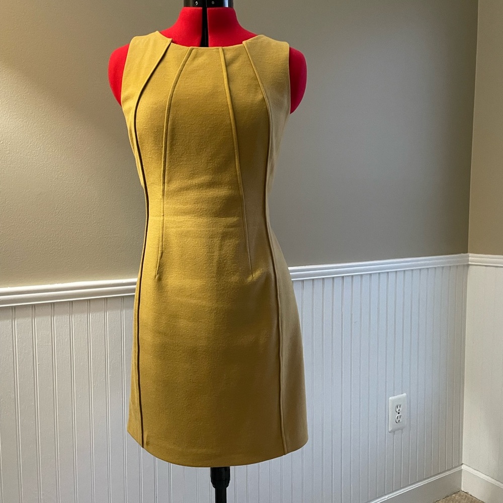 Beautiful Elie Tahari tan wool dress size 4